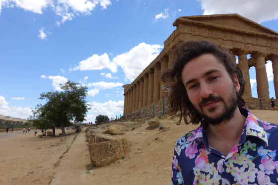 Oscar Gallo alla Valle dei Templi di Agrigento, con il Tempio della Concordia e il sentiero alle spalle.